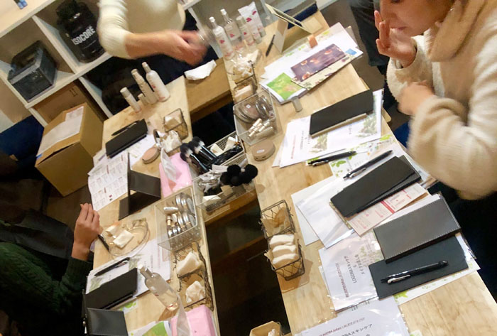 スキンケア＆メイクアップ体験中