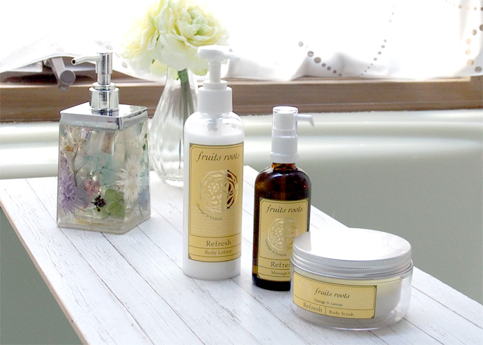 露出が多くなる時期だからこそ、オーガニックのシュガースクラブで優しくケア。爽やかなオレンジ＆レモンの香りに包まれて、癒しのバスタイムを満喫。