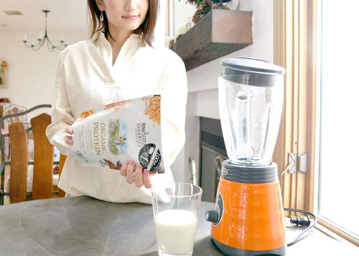 朝食は、ノバスコシアを牛乳といただきます。不足がちなタンパク質やミネラルを補充して、健康的な美を目指します。